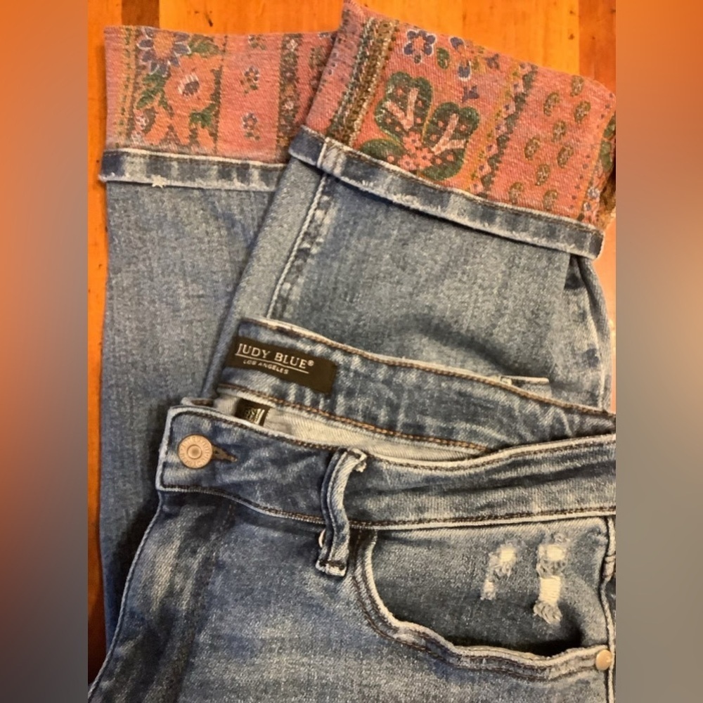 Judy Blue Paisley Bandana Cuff Distressed Ankle Jeans in Blue 88574 size 1 - Picture 7 of 7